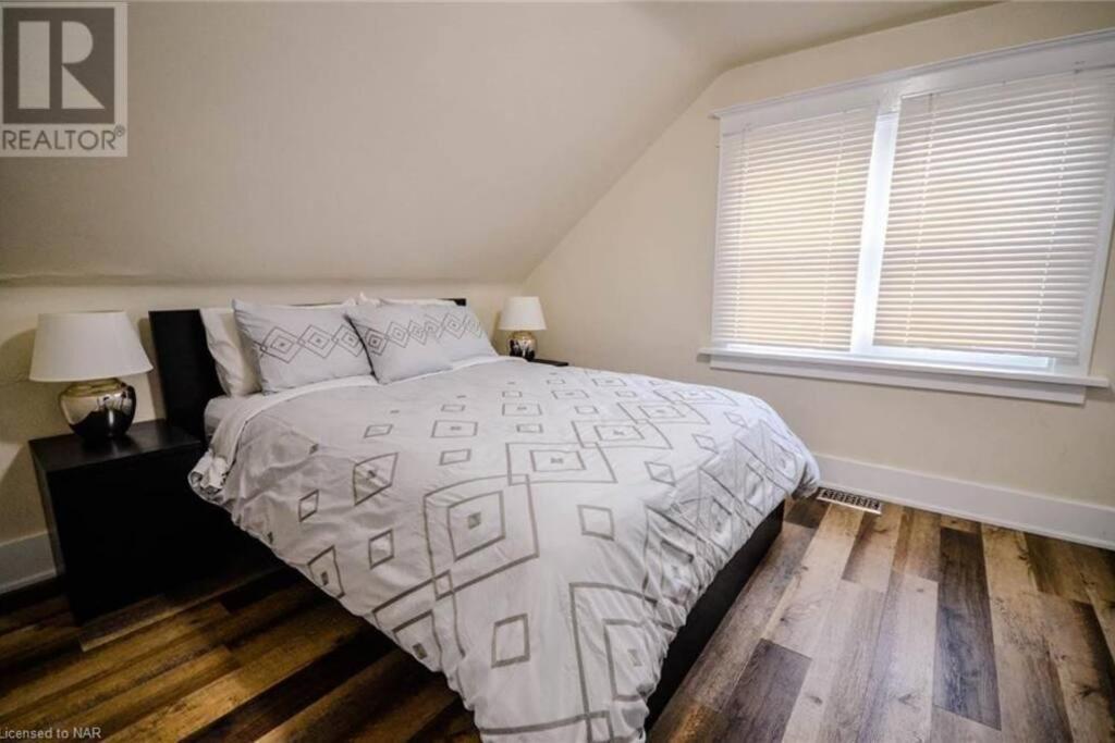 Cozy 3 Bedroom Downtown Cottage With Complimentary Breakfast Delivered Daily To The Rental Niagara Bagian luar foto