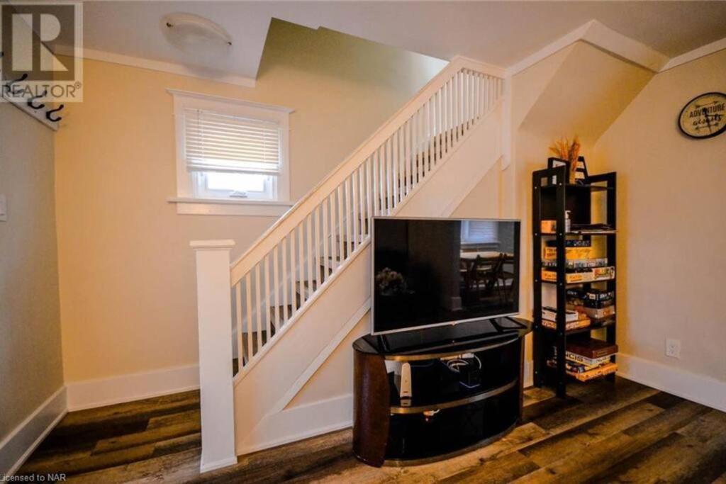 Cozy 3 Bedroom Downtown Cottage With Complimentary Breakfast Delivered Daily To The Rental Niagara Bagian luar foto